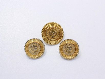 null CHANEL
Lot en métal doré, composé de 3 boutons à l’effigie de Coco Chanel portant...
