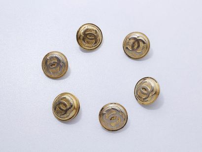 null CHANEL
Lot en métal doré, composé de 6 boutons siglés sur fond rayonnant. Signés...