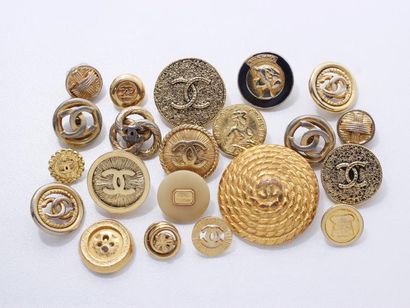 null CHANEL
Lot de 19 boutons en métal doré, à décor et taille divers. Siglés et...