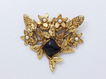 null L’OR DU SOIR Paris
Broche en métal doré, ornée d’un cabochon en pâte de verre...