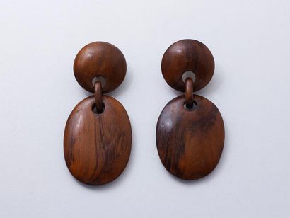 null Paire de pendants d’oreilles en bois exotique, ornés de motifs ovales et ronds....