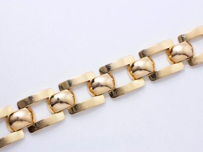 null Bracelet articulé en or 750 millièmes, composé de maillons rectangulaires ajourés...