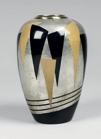 DUNAND Jean (1877 - 1942) Vase ovoïde en étain entièrement martelé à décor de triangles...