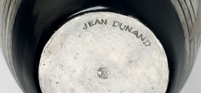 DUNAND Jean (1877 - 1942) Vase ovoïde en étain entièrement martelé à décor de triangles...