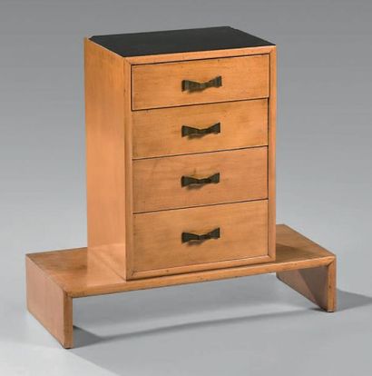 PRINTZ Eugène (1879 - 1948) Petit meuble en sycomore à caisson central à quatre tiroirs,...