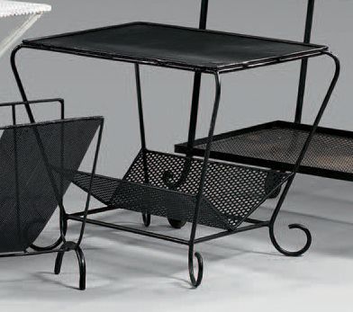 ANONYME Table d'appoint en métal peint en noir à struc­ture tubulaire, plateau perforé....