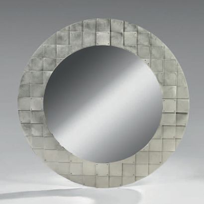 DUCATO Stéphane Grand miroir circulaire à motif de petits carrés en acier superposés.
Signé...