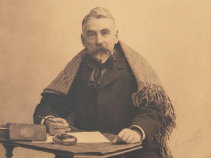 Paul NADAR (1856 - 1939) Stéphane Mallarmé au châle, 1895.
Épreuve argentique d'époque...