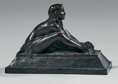 Pierre FOURNIER des CORATS (1884 - 1953) Femme assise aux fleurs
Épreuve en bronze...