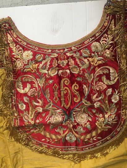 null Somptueuse chape en drap d'or brodé soie, Lyon, fin di XIXème siècle. Orfrois...
