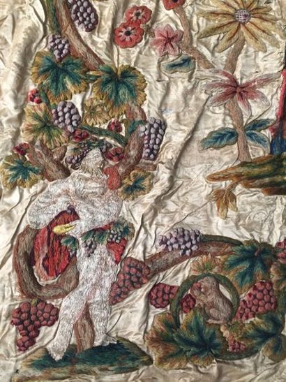 null Deux panneaux de tenture en broderie de laine au décor de Chinoiseries, XVIIIe...