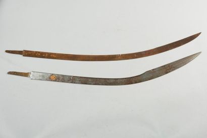 null Une lame de sabre oriental de type kilidj en acier damas, traces d'inscriptions...