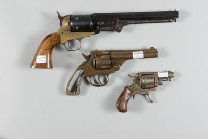null Trois revolvers : un Bull Dog, incomplet ; mauvais état ; un revolver genre...