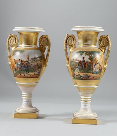 null Paire de vases fuseaux en porcelaine de Paris, blancs et or, ils sont ornés...