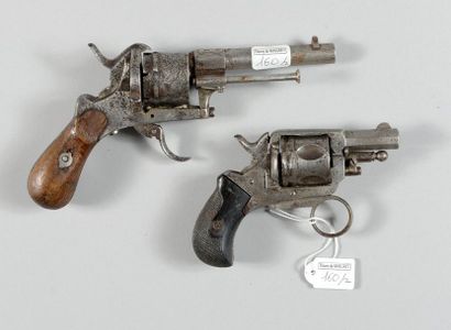 null Un revolver Bull Dog, simple et double action, calibre 320, queue de détente...