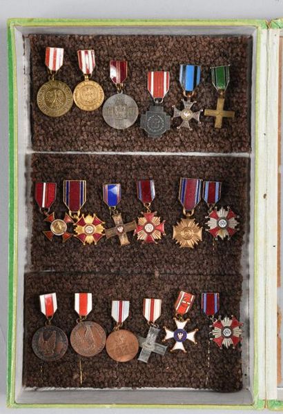 null Ensemble de 18 décorations et médailles miniatures, polonaises, montées avec...