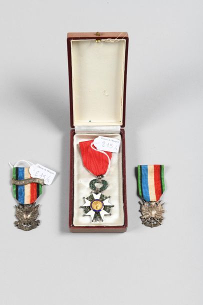 null Deux médailles commémoratives en métal argenté : "OUBLIER JAMAIS", l'une avec...