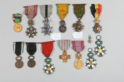 null Lot comprenant : trois croix de l'ordre de la Légion d'honneur ; deux Croix...