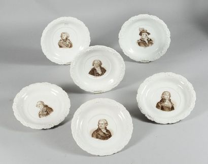 null Ensemble de six assiettes en porcelaine blanche, ailes festonnées en relief...