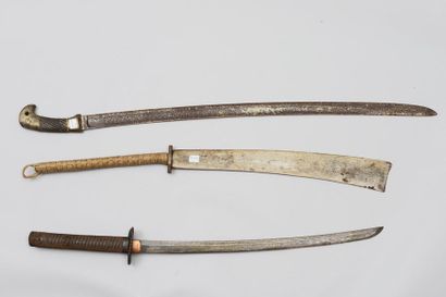 null Un sabre chinois, un sabre japonais, wakizashi, et une chashka soviétique. (Sans...