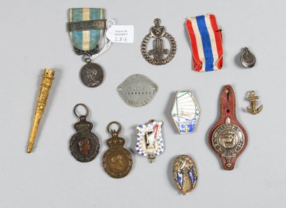 null Deux Médailles de Sainte-Hélène, une Médaille coloniale avec barrette : "EXTRÊME...