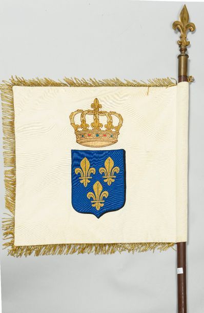 null Drapeau monarchique en soie blanche, brodé au centre des armes de France en...