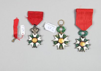 null Trois croix de l'ordre de la Légion d'honneur, une de chevalier Second-Empire...