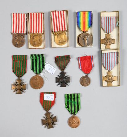 null Trois croix de Guerre 1914/1916, 1914/1918 et 1939/1940 ; trois Médailles commémoratives...
