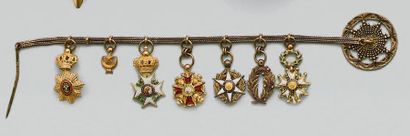 null Brochette de sept décorations miniatures en or et en argent, émaillées; chaînette...