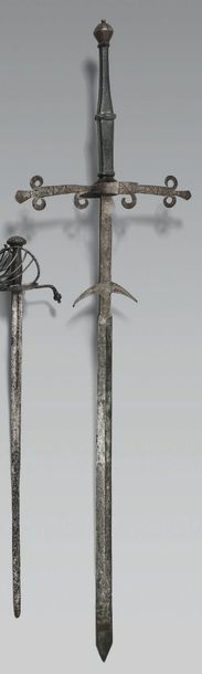 null Épée à deux mains de procession de type XVIe, large garde en fer gravée, plate,...