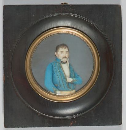 null Grande miniature ronde sur ivoire: Portrait d'un capitaine du 5e hussards en...