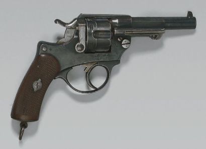 null Revolver d'ordonnance modèle 1874, marqué sur le dessus du canon: “Mle 1874”...