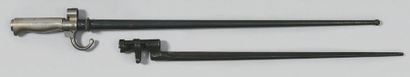 null Une épée-baïonnette modèle 1886 premier type, poignée en maillechort, avec son...