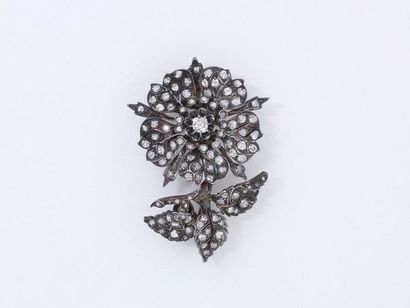 null Broche pendentif en argent 800 doublé or 585 millièmes, stylisant une fleur...