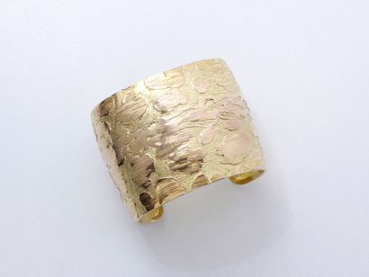 MARIAGRAZIA CASSETTI Bracelet manchette en or 750 millièmes stylisé à décor de peau...