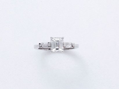 null Bague en or gris 750 millièmes, ornée d'un diamant taille émeraude en serti...