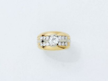 null Bague jonc en or 750 millièmes, ornée d'un diamant taille ancienne en demi serti...