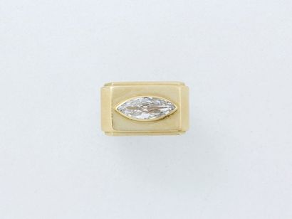 null Bague chevalière en or 750 millièmes à décor géométrique, centrée d'un diamant...