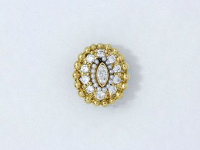null Passant en or 750 millièmes composé d'un motif perlé centré d'un diamant navette...