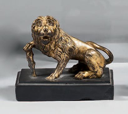 null Presse-papier sous la forme d'un lion en bronze ciselé et doré; il est représenté...