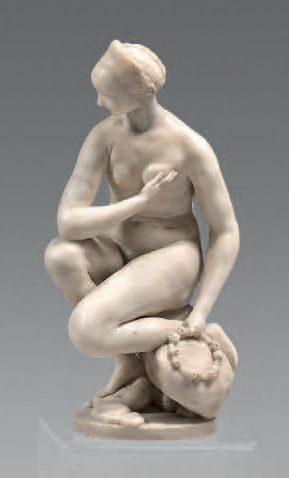 null Vénus à sa toilette. Statuette en marbre sculpté en ronde-bosse. La Déesse est...