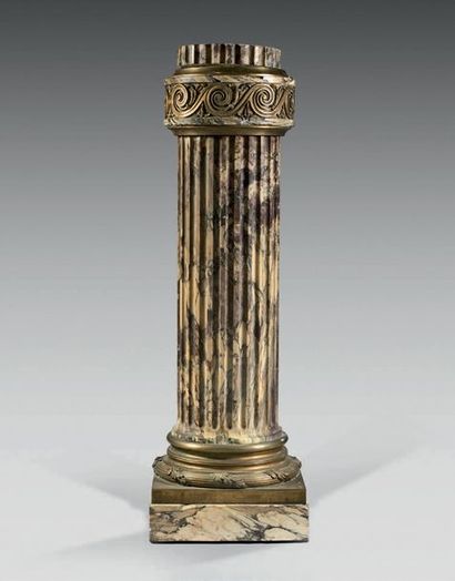 null Piédestal en marbre brèche Serravezza et bronze ciselé ou doré sous la forme...