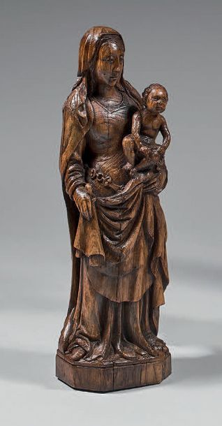 null Vierge à l'Enfant en chêne sculptée en ronde-bosse. Marie est debout et soutient...