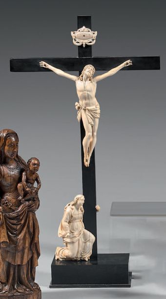 null Groupe en ivoire finement sculpté représentant Marie-Madeleine pleurant le Christ;...