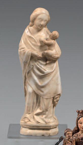 null Vierge à l'Enfant en marbre sculpté en ronde-bosse. Marie se tient debout avec...