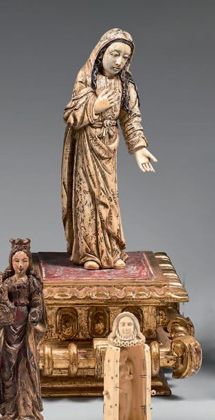 null Grande Vierge en ivoire sculpté en ronde-bosse, poly­chrome et doré. Marie se...