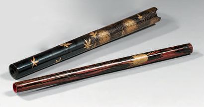 null FLUTE JAPONAISE et son étui.
Flute en laque type Negoro à décor en hira-maki...