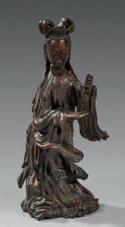 CHINE Statuette de jeune femme en racine sculptée, debout, la coiffe surmontée d'un...
