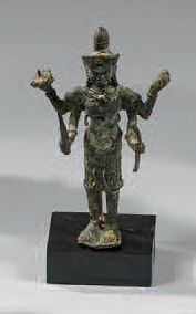 CAMBODGE Petite statuette de divinité en bronze à patine brune, debout à quatre bras,...