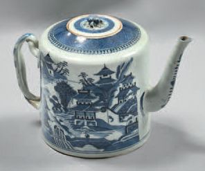 CHINE Théière cylindrique couverte en porcelaine décorée en bleu sous couverte de...